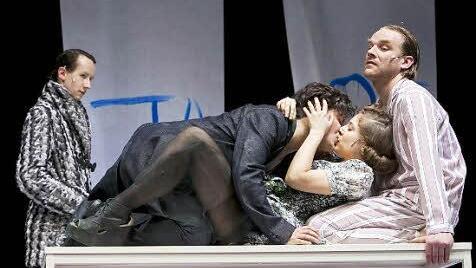 Robert Naumann (l.) als Advokat Huld, Daniel Seniuk, Violetta Zupancic (Leni), Christian Wiencierc (Kaufmann Block, r.)