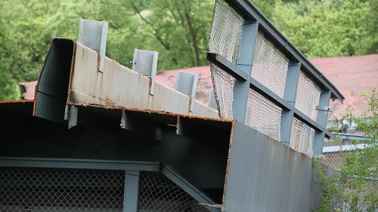 Die Stahlkonstruktion der alten Brücke ist ziemlich dünn. Durchmesser: 12 Millimeter.