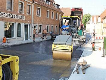 Zur frühen Morgenstunde begannen am Donnerstag die Deckenarbeiten in der Neubrückentorstraße. Fotos: Ralf Kestel