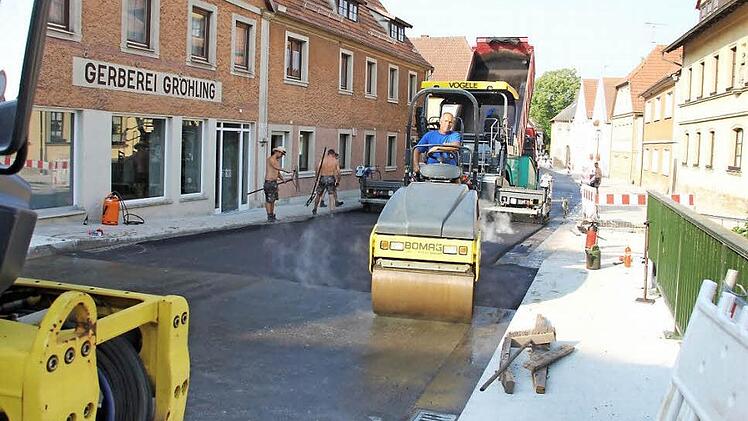 Zur frühen Morgenstunde begannen am Donnerstag die Deckenarbeiten in der Neubrückentorstraße. Fotos: Ralf Kestel