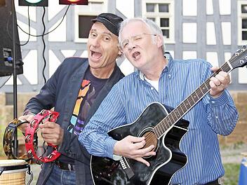 Uwe Gaasch (links) und Waldi Bauer lassen nicht nur bei der "Schweinsohrselection" aufhorchen. Als Duo "Brand Old" sind sie ein brandheißer Tipp für einen gelungenen Abend.  Foto: Eckehard Kiesewetter
