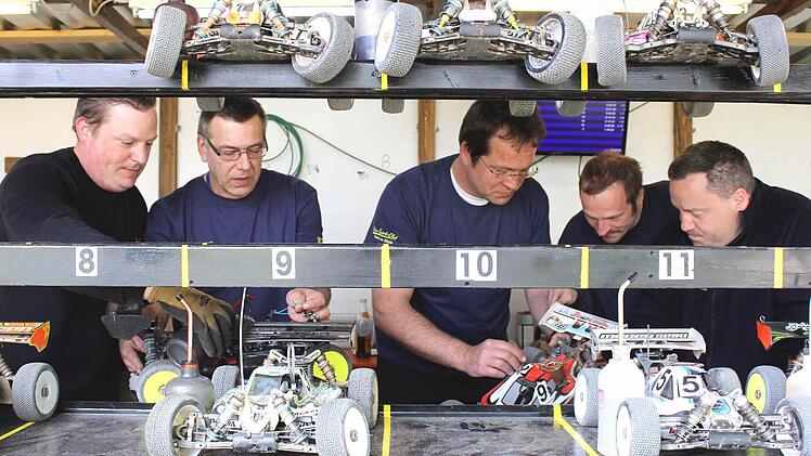 Technische Abnahme. Die MSC´ler (von links) Oliver Rauch, Roland Heymanns, Bruno Keeß, Mirko Hartenberger und Marco Hartenberger bei der Kontrolle.