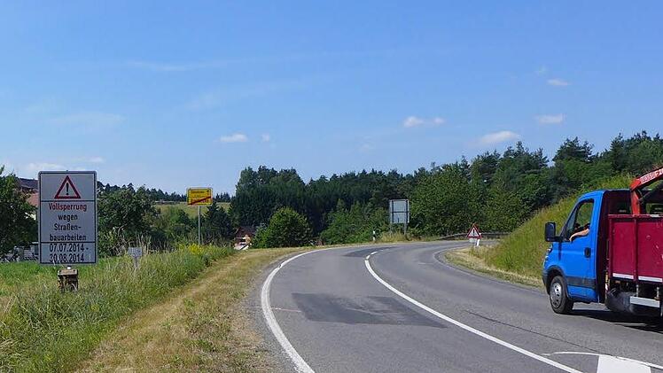 Seit einigen Tagen weisen Schilder auf die bevorstehende Vollsperrung eines Abschnitts der Staatsstraße 2274 ab 7. Juli hin.   Foto: Meißner