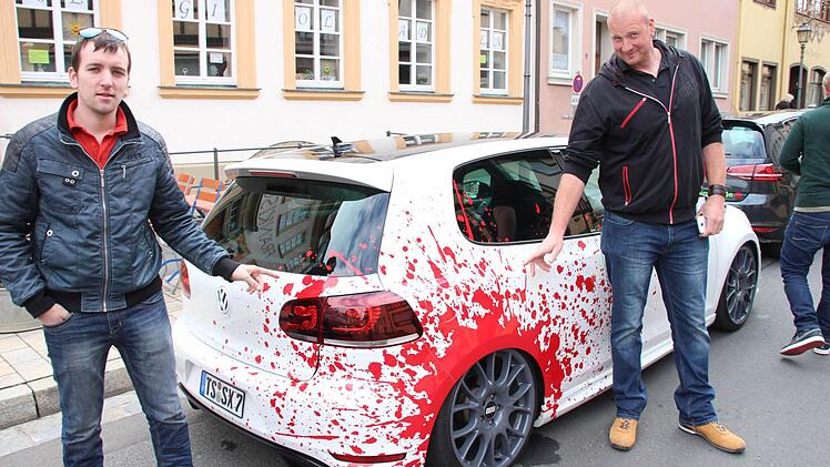 Mit dem Franken-Krimi hat diese Lackierung, die wie ein Blutfleck aussieht, nichts zu tun. Der Besitzer dieses GTI kommt aus Traunstein.