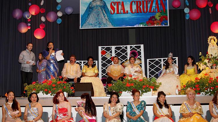 Viele Reynas ("Königinnen") stellten sich bei der Feier vor.