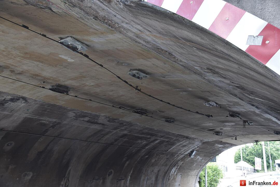 LKW beschädigt Oberleitung von Strassenbahn