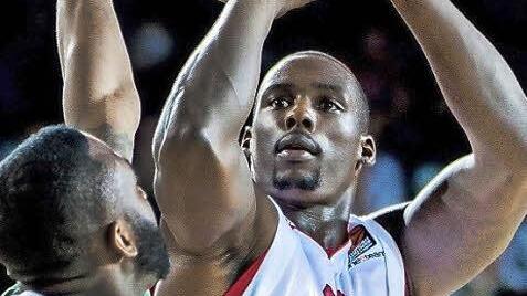 Der Ex-Bamberger Rakim Sanders, der hier gegen James Anderson von Darussafaka Istanbul zum Wurf ansetzt, kommt in Mailand in 17 Minuten Spielzeit im Schnitt auf zehn Punkte und 3,4 Rebounds. Foto: dpa