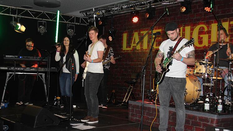 Henrik Büttner (Schlagzeug), Christian "Schnippi" Zirbik (Gitarre, Gesang), David Büttner (Bass), Dominik Kirstner (Gitarre, Gesang), Nina Deboy (Gesang) und Jonathan Krebs (Keyboards, Gesang) - im Bild von rechts - haben sich seit einigen Wochen als neue Band zusammengefunden. Mit besten Zukunftsperspektiven.