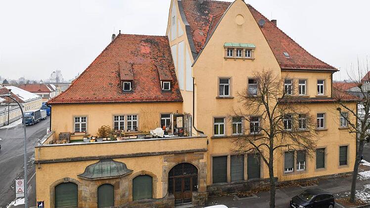 Prächtiger Bau aus der Gründerzeit. Seit vielen Jahren steht die Schlachthofgaststätte leer. Steht nun eine Luxussanierung an?   Foto: Ronald Rinklef