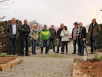 Zum Lokaltermin auf dem Friedhof traf sich der Rannunger Gemeinderat. Hier soll Platz für Baumbestattungen geschaffen werden, außerdem muss die Leichenhalle renoviert werden. Zweiter von rechts auf dem Bild Bürgermeister Fridolin Zehner.  Foto: Dieter Britz