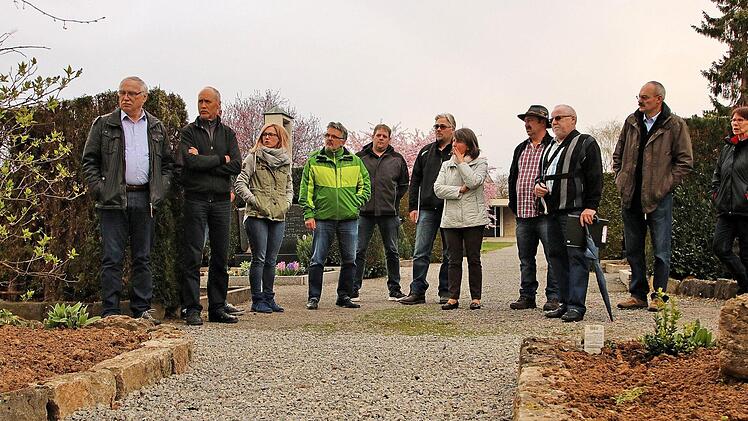 Zum Lokaltermin auf dem Friedhof traf sich der Rannunger Gemeinderat. Hier soll Platz für Baumbestattungen geschaffen werden, außerdem muss die Leichenhalle renoviert werden. Zweiter von rechts auf dem Bild Bürgermeister Fridolin Zehner.  Foto: Dieter Britz
