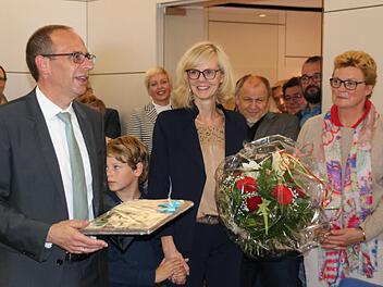 Der wiedergewählte Landrat Christian Meißner  betritt nach 21 Uhr in Begleitung seiner Frau Daniela und seiner beiden Söhne den Sitzungssaal des Landratsamt. Matthias Einwag