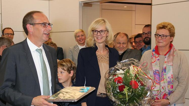 Der wiedergewählte Landrat Christian Meißner  betritt nach 21 Uhr in Begleitung seiner Frau Daniela und seiner beiden Söhne den Sitzungssaal des Landratsamt. Matthias Einwag
