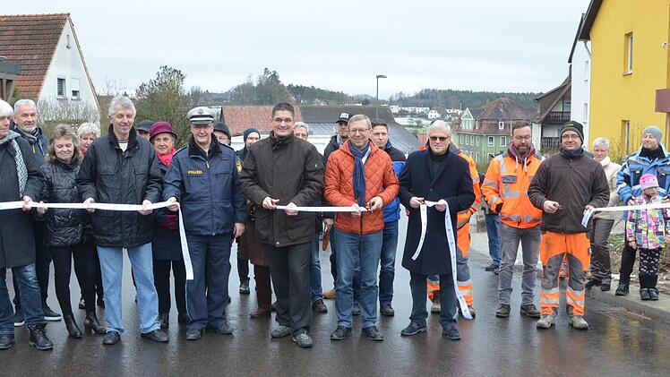 Mit dem obligatorischen Durchschneiden eines Bandes wird die Kreisstraße CO 4 symbolisch für den Verkehr freigegeben. Fotos: Rainer Lutz