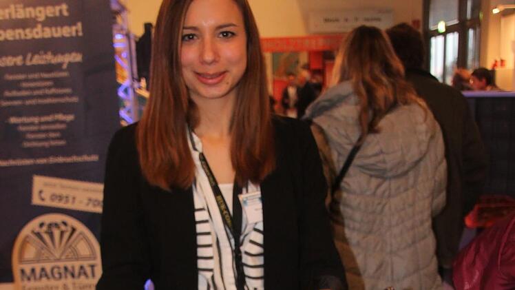 Lena Lachner, Projektleiterin der Immobilienmesse, steuerte mit ihrem Einkaufswagen voller Obst jeden Aussteller persönlich an.