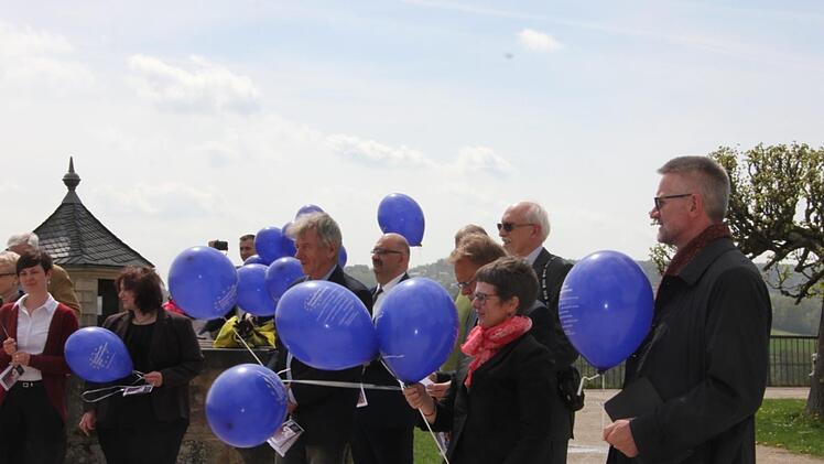 Bunt und laut ging's auf der Festung Rosenberg zu, als Kronachs Bürgermeister Beiergrößlein mit Salutschüssen   (von der "Cronacher-Ausschuss-Compagnie 1632") und den "tapferen Weibern" sowie Luftballons den offiziellen Startschuss gab.
