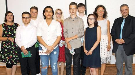 Die erfolgreichen Schüler der Mittelschule Rödental-Oeslau (von links): Ulrike Lehmann, Fedor Demisch, Lukas Welcing, Ali AliMahmoud, Michelle Zutter, Illya Trotsenko, Daniel Osmani, Carina Bauer, Stefanie Mayr-Leidenecker und Bernd Schick. Foto: Michael Stelzner