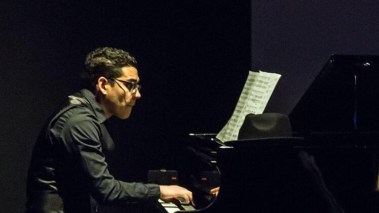 Sascha Mai (rechts) und MArco A. Cruz Otero gestalteten einen bemerkenswerten Liederabend im Coburger Theater in der Reithalle.Foto: Jochen Berger