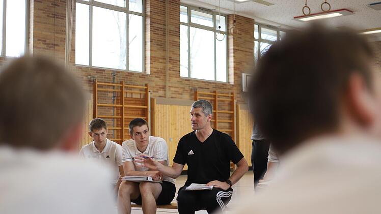 Ist das Prüfungstraining beendet, folgt ein 30-minütiges Reflexionsgespräch. Darin schildert nicht nur Ausbilder Andreas Engel (schwarzes T-Shirt) seine Eindrücke. Auch die angehenden Junior-Coaches geben sich Hinweise, was gut und was nicht optimal gelöst wurde. Foto: Marian Hamacher
