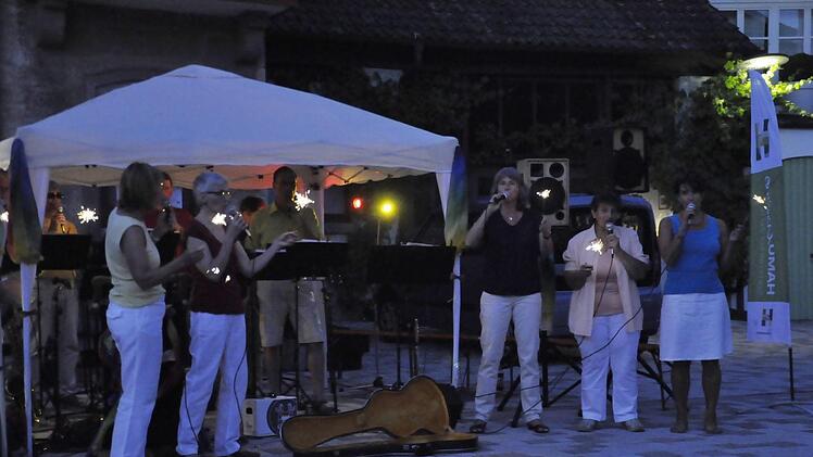 Das Ensemble Sing‘n'Swing feierte auf dem Viehmarkt seinen 20. Geburtstag. Foto: Peter Klopf