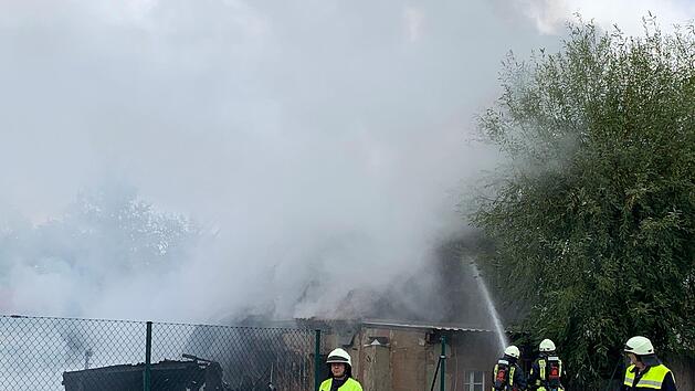 Bei einem Brand in einer Autowerkstatt im N&uuml;rnberger Land entstand ein hoher Sachschaden. Eine Person wurde verletzt, auch der Bahnverkehr wurde beeintr&auml;chtigt. Foto:  Friedrich/News5