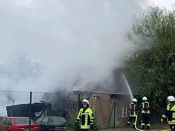 Bei einem Brand in einer Autowerkstatt im Nürnberger Land entstand ein hoher Sachschaden. Eine Person wurde verletzt, auch der Bahnverkehr wurde beeinträchtigt. Foto:  Friedrich/News5