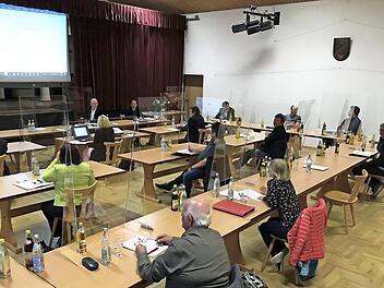 Zwar mussten die Räte körperlich auf Distanz zueinander gehen, doch dem konstruktiven Miteinander tat dies keinen Abbruch.  Foto: Spörlein