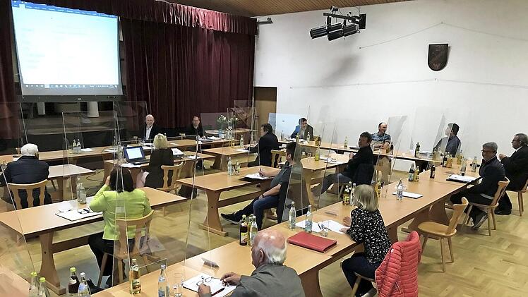 Zwar mussten die Räte körperlich auf Distanz zueinander gehen, doch dem konstruktiven Miteinander tat dies keinen Abbruch.  Foto: Spörlein
