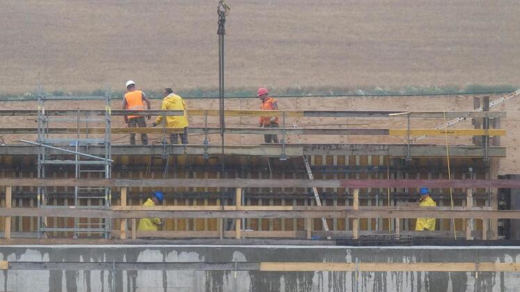 Die Behelfsbrücke wird gebaut.