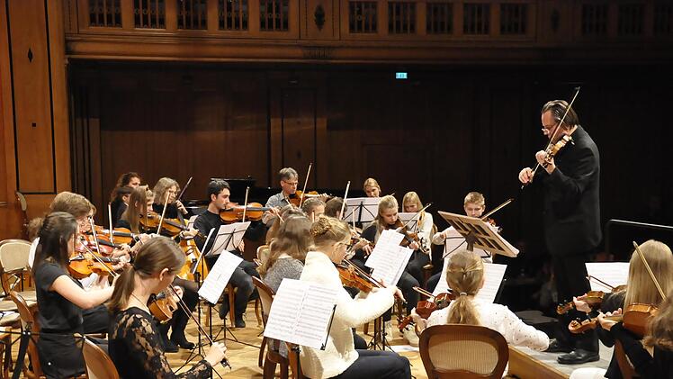 Das Streichorchester der Städtischen Musikschule bei einem Konzert im Dezember 2018