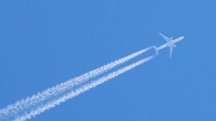 Auch wenn kein großer Verkehrsflughafen in der Region liegt, können bei guter Sicht tiefer fliegende Flugzeuge auch mit einem normalen Teleobjektiv gut abgelichtet  werden.