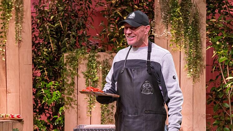 Ihn kennt man doch: Ex-Profiboxer Axel Schulz pr&auml;stentierte "Butjer - Das Grillbrett", eine Erfindung, die die Welt der Brutzler revolutionieren soll.