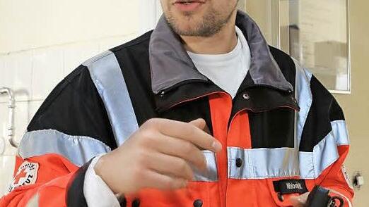 Zwölf Stunden dauert eine Schicht im Rettungsdienst: immer von acht bis acht. Deshalb gibt es auf der Wache unter anderem eine Küche und ein Wohnzimmer mit Fernseher.
