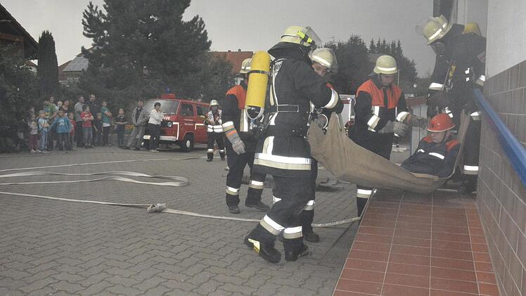 Die Feuerwehren bei der Großübung in Ermershausen Foto: Schmidt