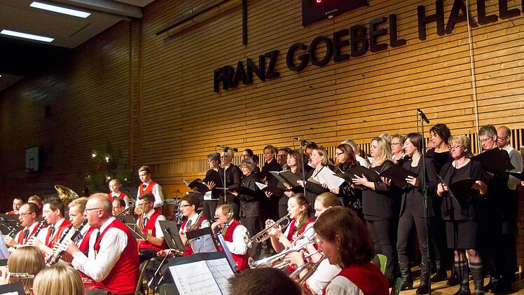 Impressionen vom Konzert des Jugendorchesters und des Musikvereins Rödental in der Franz-Goebel-Halle. Beim Finale trat auch der Chor "Unerhört" auf.Foto: Jochen Berger
