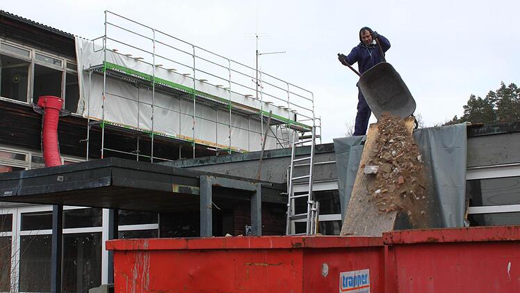 Vom Dach des Eingangsbereichs wird der Schutt in Container gekippt. Foto: Jürgen Gärtner