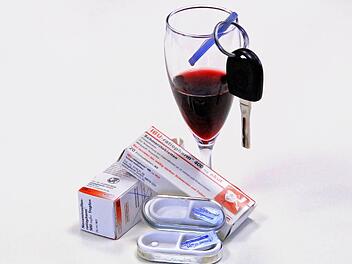 Tabletten und Alkohol vertragen sich generell nicht mit dem Autofahren . Da kann der Führerschein schnell weg sein.  Foto: Josef Hofbauer
