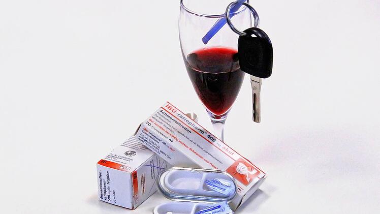 Tabletten und Alkohol vertragen sich generell nicht mit dem Autofahren . Da kann der Führerschein schnell weg sein.  Foto: Josef Hofbauer