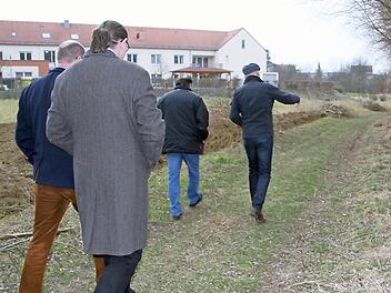 Die Mitglieder des Eggolsheimer Bauausschusses nutzen den Rundweg, der nach ihrem Wunsch schon bald ausgebaut werden soll.  Foto: Hubele