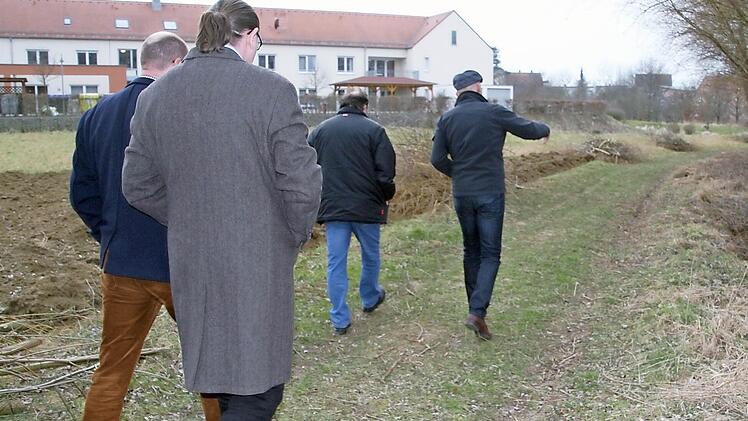 Die Mitglieder des Eggolsheimer Bauausschusses nutzen den Rundweg, der nach ihrem Wunsch schon bald ausgebaut werden soll.  Foto: Hubele