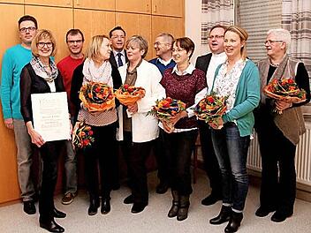 Die Geehrten nebst Chorleiter, Bürgermeister, Pfarrer, altem und neuem Chorsprecher, erste Reihe von links: Waltraud Haschke, Sonja Keil, Dagmar Barta, Sabine Neidhardt, Daniela Kaltenegger, Reinhilde Bessler, zweite Reihe: Claus Keller, Kai Plum, Bürgermeister Karsten Fischkal, Alois Kotzer, Pfarrer Thomas Ringer Fotos: Johanna Blum