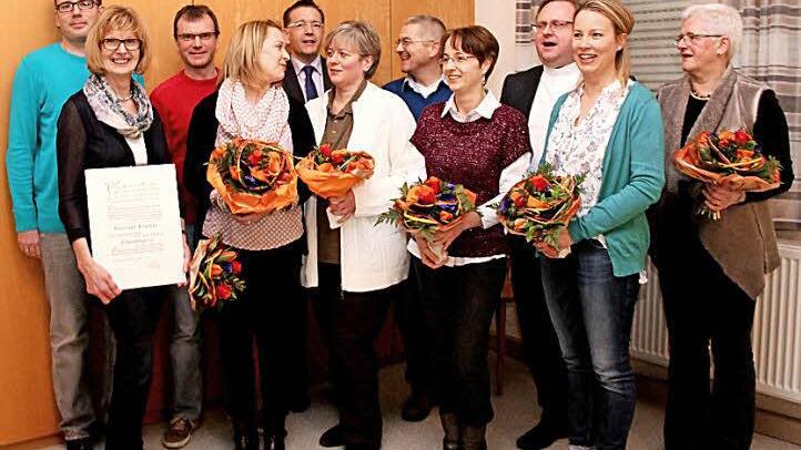 Die Geehrten nebst Chorleiter, Bürgermeister, Pfarrer, altem und neuem Chorsprecher, erste Reihe von links: Waltraud Haschke, Sonja Keil, Dagmar Barta, Sabine Neidhardt, Daniela Kaltenegger, Reinhilde Bessler, zweite Reihe: Claus Keller, Kai Plum, Bürgermeister Karsten Fischkal, Alois Kotzer, Pfarrer Thomas Ringer Fotos: Johanna Blum