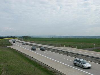 Die Zu- und Abfahrten für den Parkplatz (rechts) und die Raststätte (links) sind bei Drossenhausen schon jetzt zu sehen. Nach Angaben von Bürgermeister Bernd Höfer soll noch im Sommer mit dem Planfeststellungsverfahren für die Anlage begonnen werden.Foto: Berthold Köhler
