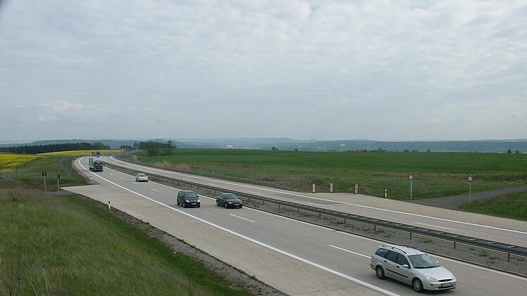 Die Zu- und Abfahrten für den Parkplatz (rechts) und die Raststätte (links) sind bei Drossenhausen schon jetzt zu sehen. Nach Angaben von Bürgermeister Bernd Höfer soll noch im Sommer mit dem Planfeststellungsverfahren für die Anlage begonnen werden.Foto: Berthold Köhler
