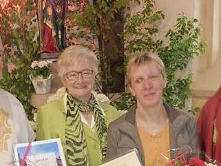 Nach dem Gottesdienst stellten sich zum Erinnerungsfoto (von links): Diakon Wolfgang Fehn, Kirchenpflegerin Elvira Ludwig, Martina Zimmermann sowie Pfarrer Hans-Michael Dinkel.  Foto: Gerd Fleischmann