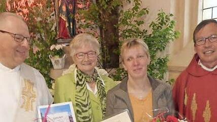 Nach dem Gottesdienst stellten sich zum Erinnerungsfoto (von links): Diakon Wolfgang Fehn, Kirchenpflegerin Elvira Ludwig, Martina Zimmermann sowie Pfarrer Hans-Michael Dinkel.  Foto: Gerd Fleischmann