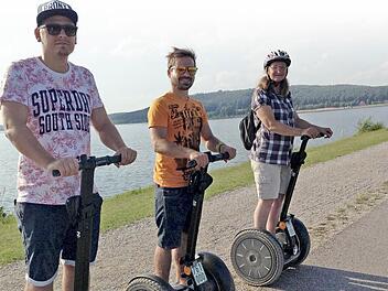 Ein Helm ist zum Segway-Fahren nicht erforderlich, wird aber von den meisten Anbietern empfohlen. Bei maximal 20 Kilometern pro Stunde hält sich die Gefahr für Sportreporter Daniel Ruppert (Mitte) und die anderen Teilnehmer in Grenzen. Foto: privat