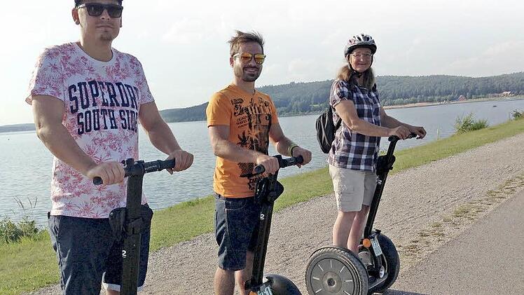 Ein Helm ist zum Segway-Fahren nicht erforderlich, wird aber von den meisten Anbietern empfohlen. Bei maximal 20 Kilometern pro Stunde hält sich die Gefahr für Sportreporter Daniel Ruppert (Mitte) und die anderen Teilnehmer in Grenzen. Foto: privat