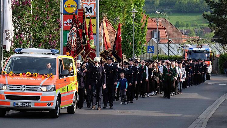 Kirchenparade am Florianstag mit den neuen Fahrzeugen. Foto: Gerd Schaar