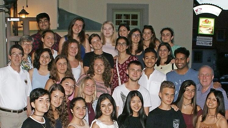28 junge Menschen aus 14 Ländern nehmen am Youth Camp teil, organisiert von Harry Riegel (links). Unterstützt wird das Camp auch vom früheren Englisch-Lehrer Paul Schamberger (rechts, zweite Reihe) vom Regiomontanus-Gymnasium und von Lehrkräften des Walter-Rathenau-Gymnasiums in Schweinfurt.  Fotos: Sabine Weinbeer